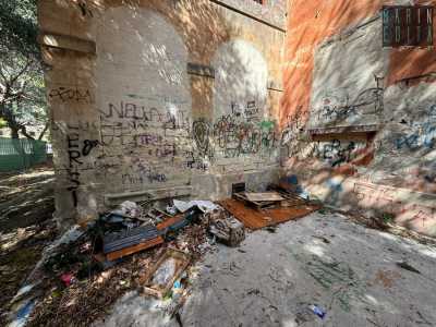 Per un po� di tempo quindi ci fu chi fece rivivere il luogo, ma all�inizio del nuovo millennio per ragioni di sicurezza il fabbricato fu murato, divenendo cos�, da allora, terra di nessuno
